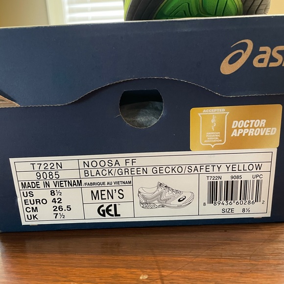 NWT ASICS Men\'s Noosa FF Black Yellow size 8.5,